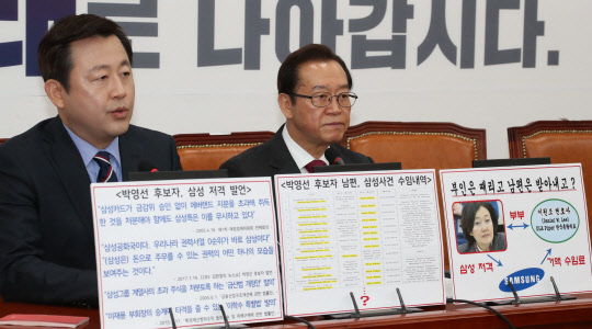 자유한국당의 이종배 의원(오른쪽)과 김용남 전 의원이 4일 오전 국회 본청에서 박영선 중소벤처기업부 장관 후보자의 의혹을 제기하는 기자회견을 하고 있다. <연합뉴스>